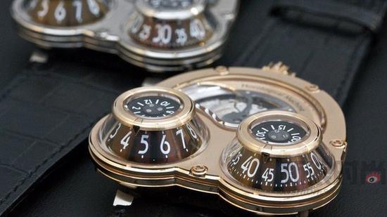 Ressence Type 3腕表的指针和时标都浸在石脑油中,在光线折射下,它们看起来好像是被投影到了一块屏幕上。
