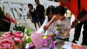 新加坡市民为李光耀献花