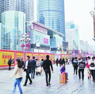 3月13日,深圳华强电子世界外贴满招商海报。CFP供图