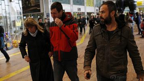 德客机坠毁亲友机场痛哭