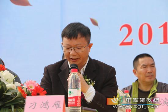 金堂县统战部刁鸿雁常务副部长宣读县政府宗教事务部门同意观音寺开放的批复