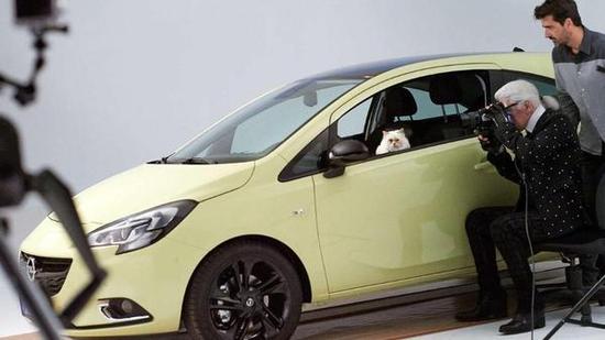 Choupette还为汽车品牌Opel Corsa拍摄了2015年历,由老佛爷亲自掌镜
