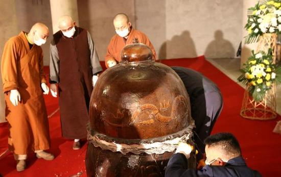 河北秦皇岛法云寺方丈圣清法师遵恩师生前宏愿,于长老坐缸三年后开缸
