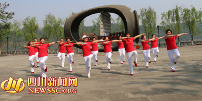 泸州官员历时3年自编出健身操 深受大妈热捧