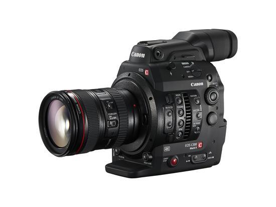 EOS C300 Mark II,镜头为EF 24-105mm f/4L IS USM