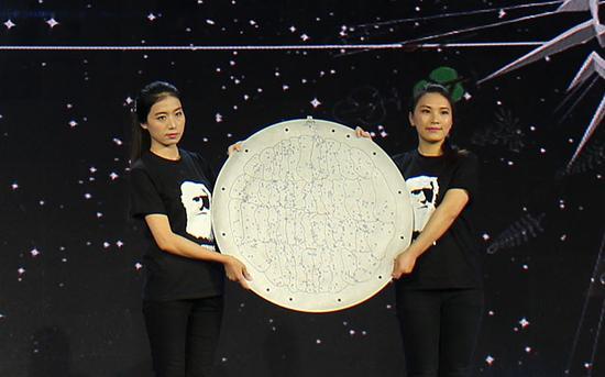 2015年菠萝科学奖的巨型“奇葩”奖杯,实际上这是大型科学观测项目“斯隆数字巡天”的废旧光纤插板