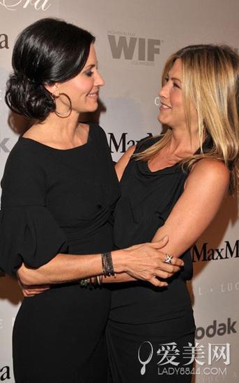 柯特妮-考克斯 (Courteney Cox)和珍妮弗-安妮斯顿 (Jennifer Aniston)