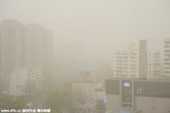 4月15日,北京,沙尘暴伴随强风突袭京城,傍晚时分空气呈现恐怖的黄色。
