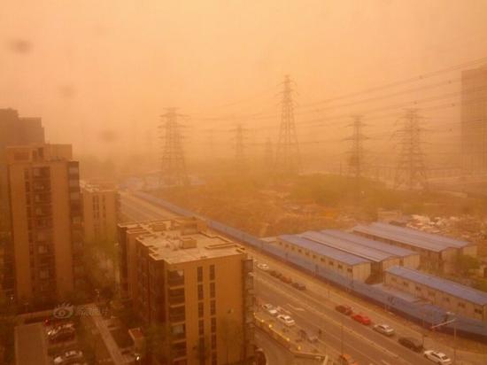 4月15日,北京,沙尘暴伴随强风突袭京城,傍晚时分空气呈现恐怖的黄色。