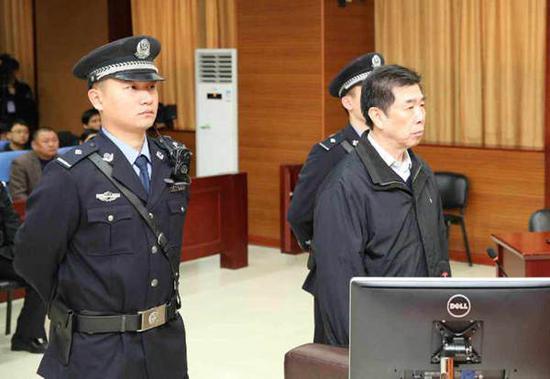 2014年12月23日,湖北省政协原副主席陈柏槐被控滥用职权、受贿出庭受审