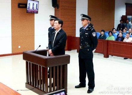 被告人陈柏槐被法警带入法庭