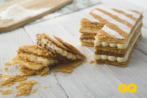 轻轻一碰拿坡仑的酥皮就会散落