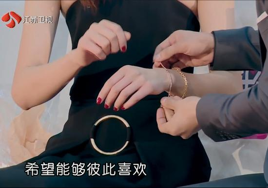 《我们相爱吧》崔始源送刘雯3W金手链