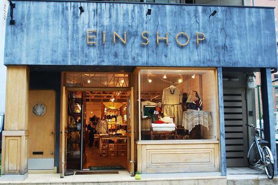 位于神户中心地带的荣町街上杂货铺鳞次栉比,家居、饰品、包袋尽在其中