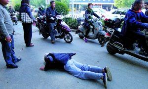 浙江金华,一名老人在街头摔倒,无人敢扶。诸多扶老人反被诬陷案例发生后,网友评论“扶人有风险”