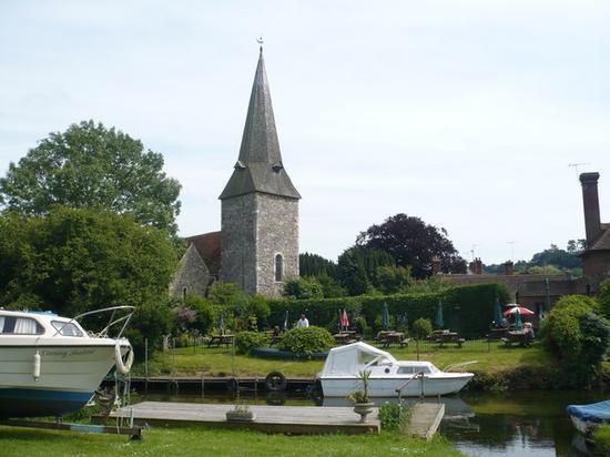 教堂后的斯陶尔河(River Stour)