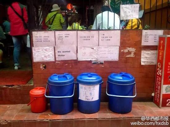 面馆外写着:稀饭豆浆免费,还用英文写着Free,We wanted Waiter