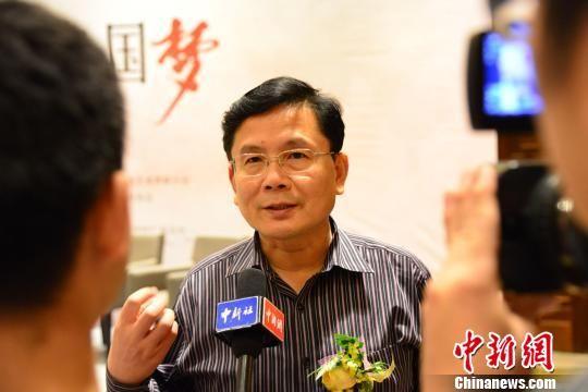 图为汪国真接受媒体采访