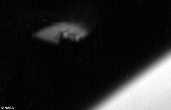 UFO调查员斯科特-瓦林声称发现有力证据证明外星人一直在监视美国宇航局的太空探索活动。他所说的证据是55年前宇航局的“水星”计划拍摄的一幅照片(如图)。“水星”计划是宇航局第一项将人类送入太空的探索任务。科学家表示类似这样惊世骇俗的观点实际上由所谓的“空想性错视”所致。空想性错视即人类的大脑将模糊、随机的图像赋予实际意义。