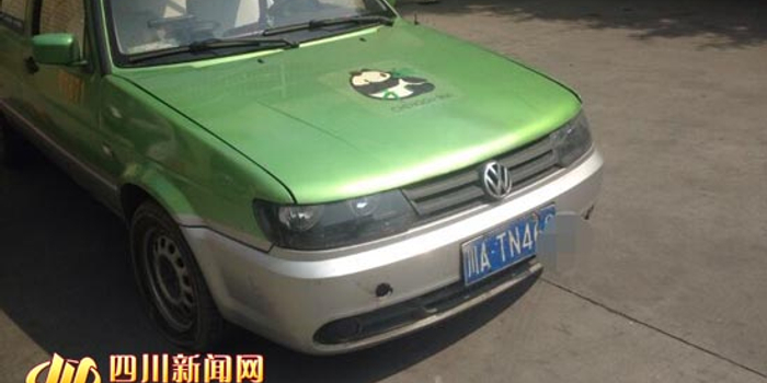 成都大胆歪的哥 持摩托车驾照开出租挣外快