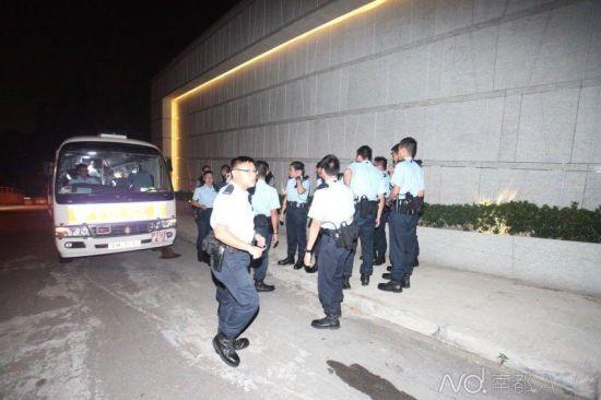 警方全城设置路障搜捕绑匪。