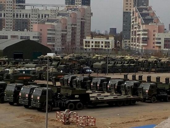 俄军阅兵陆战重装备在莫斯科训练基地集结