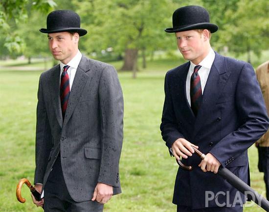 剑桥公爵威廉王子(Prince William)与哈里王子(Prince Henry)也用SAB雨伞