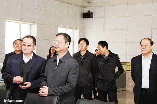 吕梁市委书记高卫东(前排右)在市气象局调研。山西省委书记王儒林将吕梁定性为腐败重灾区。高卫东对此表示接受,“涉及到干部多,面积大,涉及的金额也比较多,几乎有名的企业家都涉案,所以吕梁是腐败重灾区之一。” (山西省气象局官网/图)