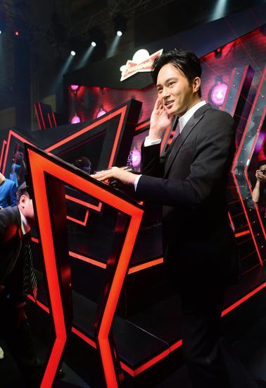 百威坚持大使张智霖在现代电音舞台前扮作DJ打碟