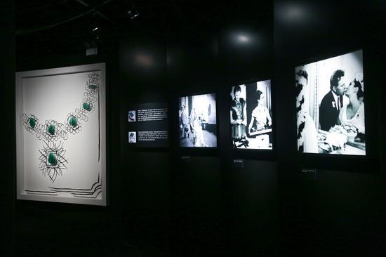 这场融合艺术、影像、激情和璀璨的盛宴不仅展示了泰勒对珠宝卓绝的鉴赏力,以及对宝格丽的恒久热爱,更是将泰勒精彩的一生浓缩于观众眼前