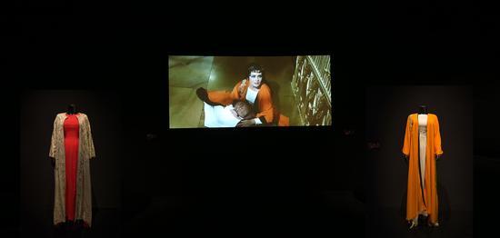 与珠宝一同展出的还有泰勒在电影《埃及艳后》中所穿的戏服,以及相关的电影片段