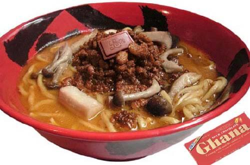 传统的猪肉汤中加入了巧克力碎屑