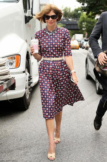 Anna Wintour手拿星巴克疾步前行