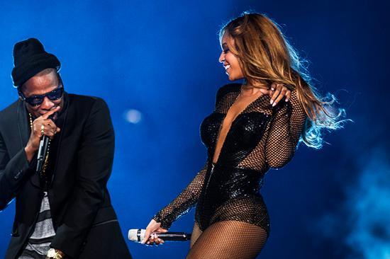舞台上的Beyoncé尽显健美身材