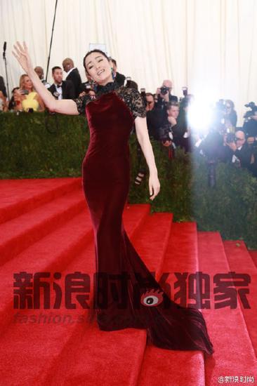 巩俐身着Roberto Cavalli 定制礼服