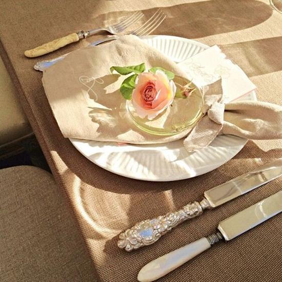 不要拿着餐具越过桌子分享食物