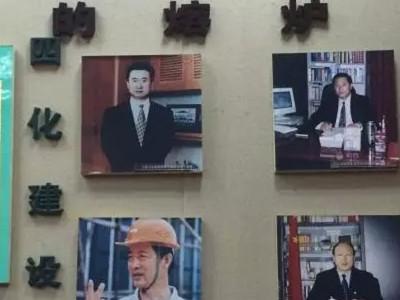 王健林的照片如今挂在大连陆军学院的校史展览馆