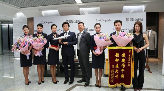 图3.领御张董事长向凌燕组赠送锦旗,吕诗晨代表东航回赠波音777飞机模型