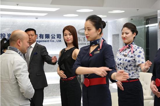图2.凌燕组成员进行形象礼仪展示