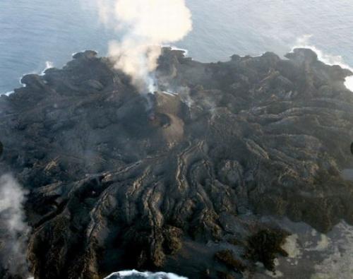 图为日本火山喷发形成的新岛。