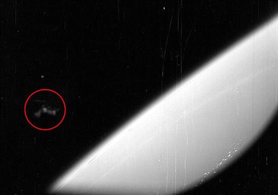 UFO调查员斯科特-瓦林声称发现有力证据证明外星人一直在监视美国宇航局的太空探索活动。他所说的证据是55年前宇航局的“水星”计划拍摄的一幅照片(如图)。“水星”计划是宇航局第一项将人类送入太空的探索任务。科学家表示类似这样惊世骇俗的观点实际上由所谓的“空想性错视”所致。空想性错视即人类的大脑将模糊、随机的图像赋予实际意义。