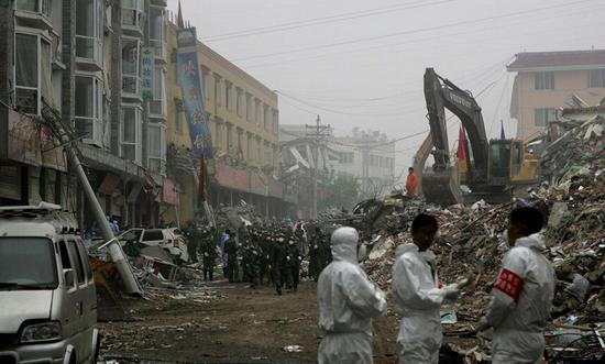 2008年映秀镇,震后正在做卫生防疫工以及清理废墟作