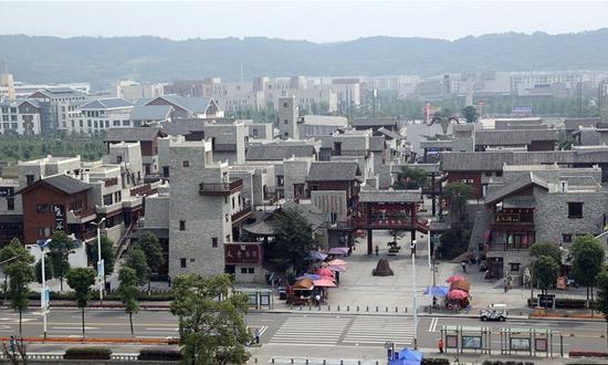 现在的北川县城,街道整齐,新居都是统一的样式。