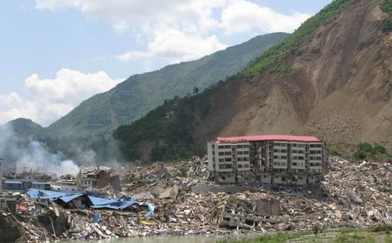 地震重灾区北川县城震后。基本没有立着的建筑,全是碎石瓦砾。