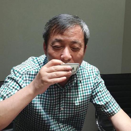 刘益谦,有人说刘益谦是“土豪”,他欣然接受:“我就是一‘土豪’,我不认同‘土豪’是贬义词,听到‘土豪’我有一种亲切感,人要活得真实一点。”
