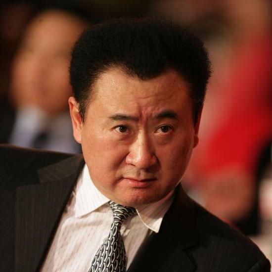 王健林,大连万达集团董事长,根据彭博华人富豪榜和亚洲富豪榜截至2015年5月1日的数据显示,大连万达集团董事长王健林以381亿美元的身家,取代李嘉诚,成为新的华人首富兼亚洲首富。