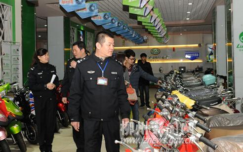 交警部门负责人到登记服务站检查。图片来源:柳州新闻网