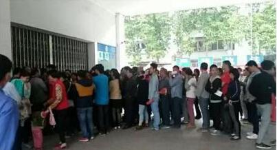 玉林的小伙伴也在排队。图片来源于微博