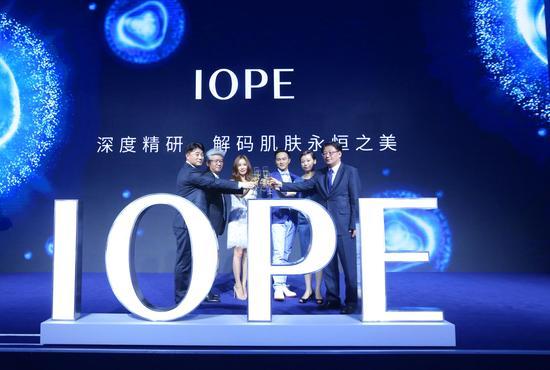 爱茉莉太平洋中国总经理金丞洙常务、爱茉莉太平洋中国及台湾地区总裁高详钦、高素榮、张智霖、IOPE艾诺碧品牌总经理郭琦伟、爱茉莉太平洋总部IOPE艾诺碧品牌总经理金镇镐常务、进行IOPE艾诺碧品牌揭幕仪式