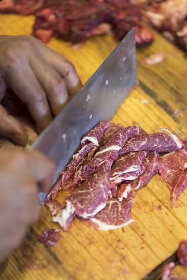 牛肉厨师在用刀上,无论是手势、切法都十分特别